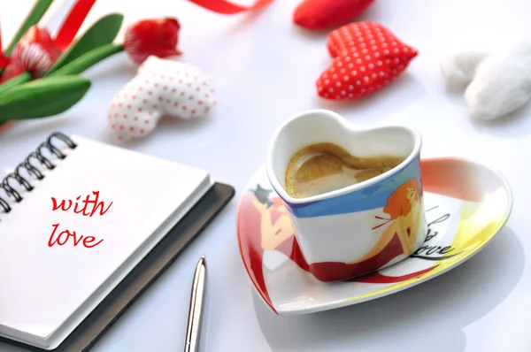 Diario di San Valentino con cuori di stoffa e tazza di caffè — Foto Stock