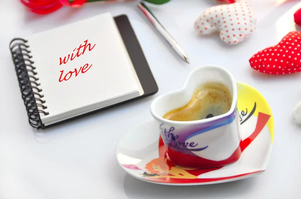 Diario de San Valentín con corazones de tela y taza de café —  Fotos de Stock