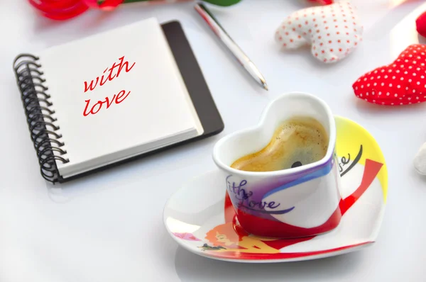 San Valentín - taza de café y diario con corazones de tela —  Fotos de Stock