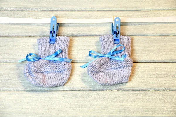 Chaussettes pour nouveau-né accrochées au fil — Photo