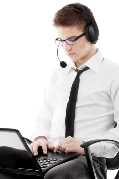 Hombre trabajando con cuaderno — Foto de Stock