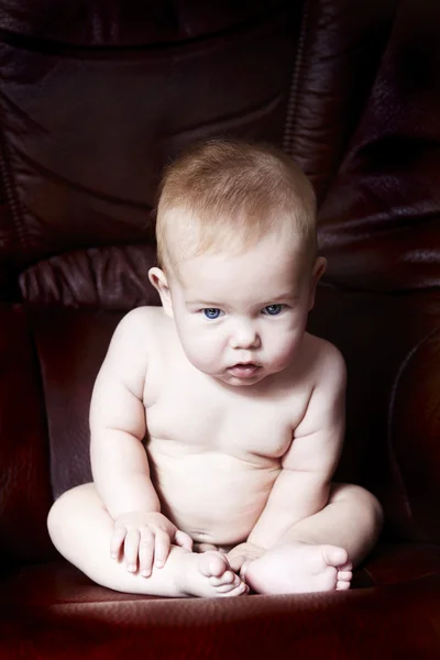 Enfant assis sur un fauteuil — Photo