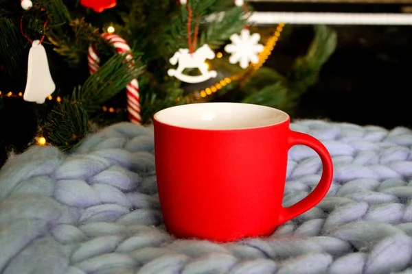 Leere rote Tasse mit Weihnachtsbaum und Klavier auf Hintergrund, Mattee- oder Kaffeetasse mit Weihnachts- und Neujahrsdekoration, Mock up mit Keramikbecher für Heißgetränke, leere Geschenkdruckvorlage — Stockfoto