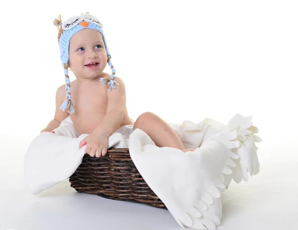 L'enfant dans un chapeau assis dans un panier — Photo