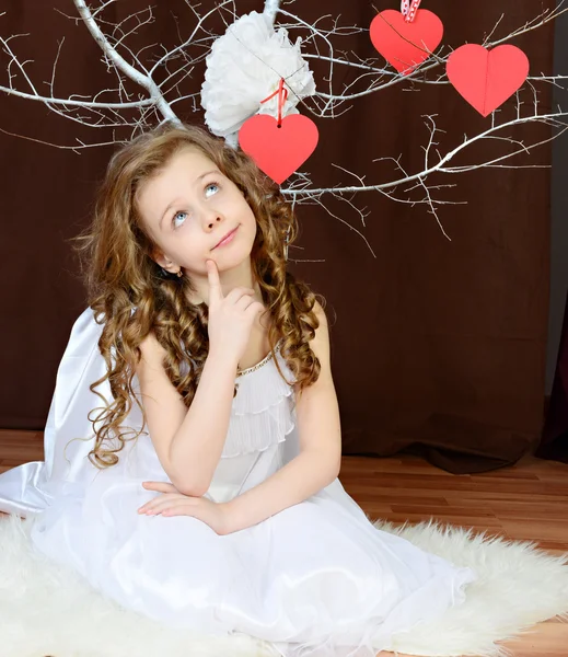 Beyaz bir ağaç aşk yakınındaki güzel kız