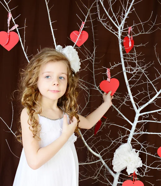 漂亮的女孩爱白树附近 — 图库照片