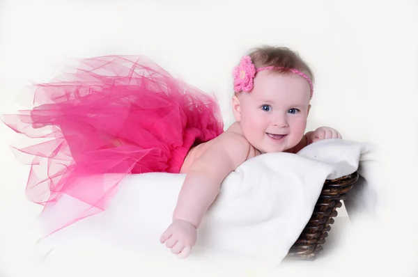 beyaz zemin üzerinde bir sepet içinde küçük kız