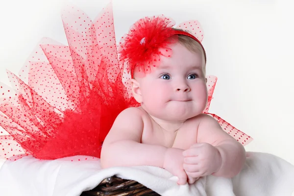 beyaz zemin üzerinde bir sepet içinde küçük kız