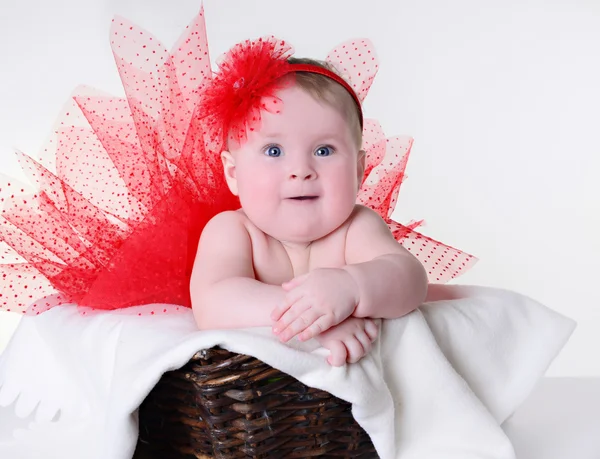 güzel kız kırmızı etek ve kafa bandı