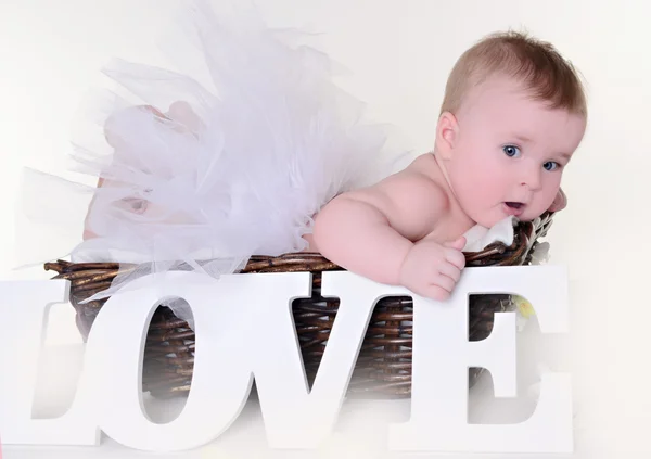 Menina bonita vestida como um anjo — Fotografia de Stock