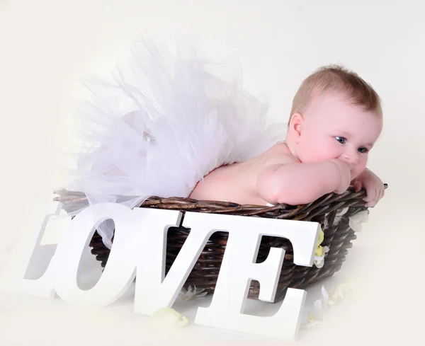 bir melek gibi giyinmiş güzel kız