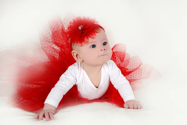 küçük kız güzel etek ve kafa bandı