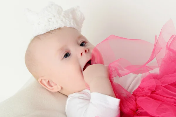 Bebê bonito é de 6 meses na cesta — Fotografia de Stock