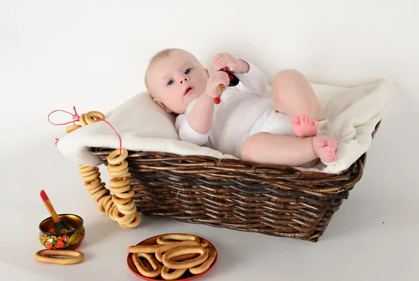 Belo bebê 6 meses cesta no estilo russo — Fotografia de Stock