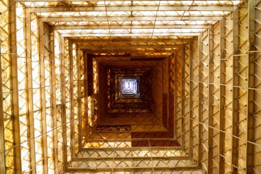 Moskova bölgesi, Rusya - 24 Haziran 2007: Golod Piramidi iç görünüm. Moskova yakınlarındaki Riga otoyolu. 2017 'de sağanak yağış sonucu yıkıldı.