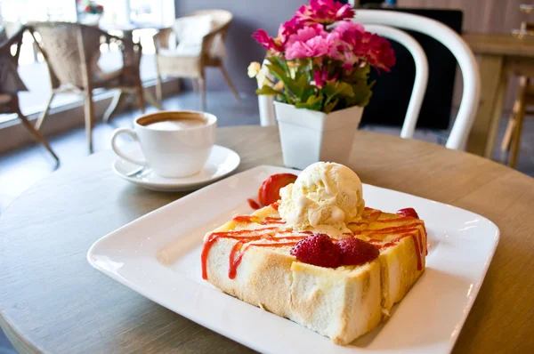 草莓烤面包、 拿铁咖啡 — 图库照片