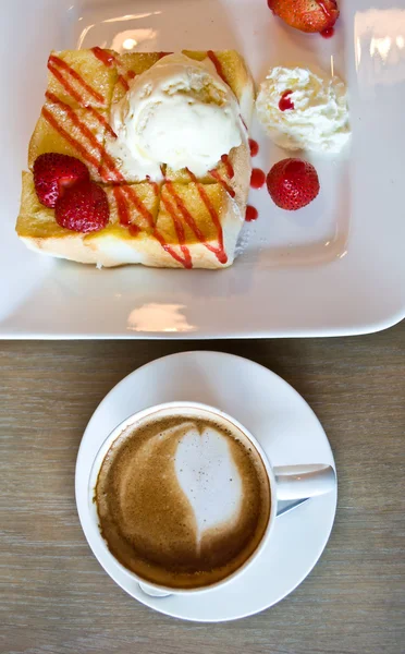 草莓烤面包、 拿铁咖啡 — 图库照片