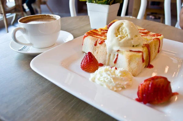 Aardbei toast met koffie latte — Stockfoto