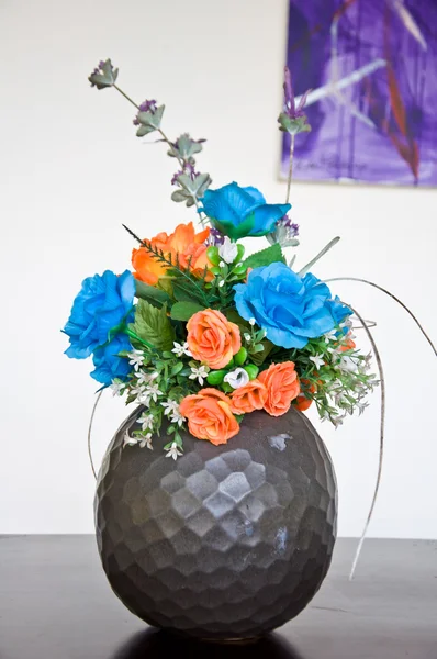 Schwarze Vase und Blume — Stockfoto