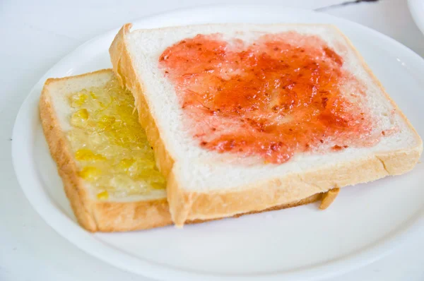 Bröd med jordgubbssylt — Stockfoto