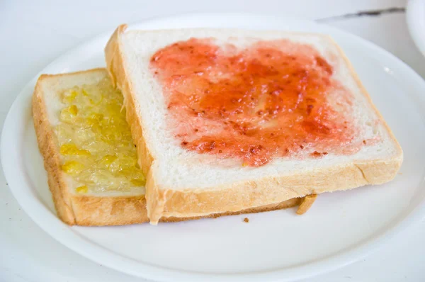 Brot mit Erdbeermarmelade — Stockfoto