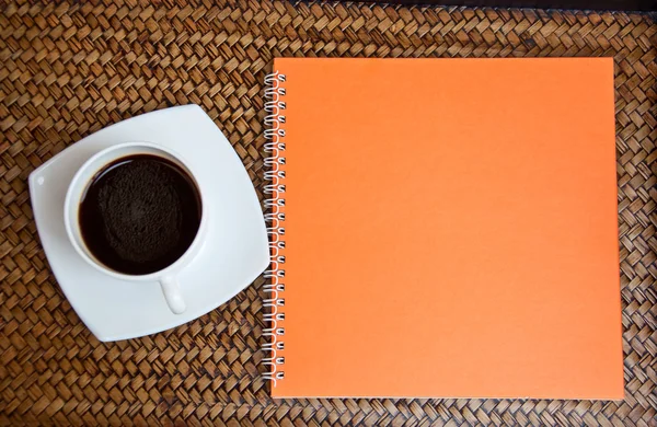 Orange anteckningsboken och kaffe — Stockfoto