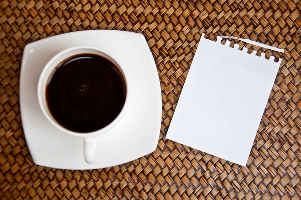 Svart kaffe och papper — Stockfoto