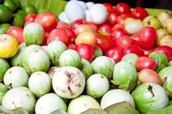Зелене баклажани і помідор — стокове фото