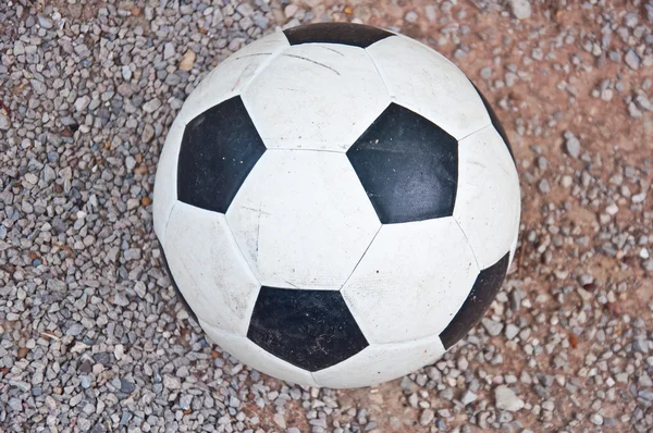 Fotboll på marken — Stockfoto