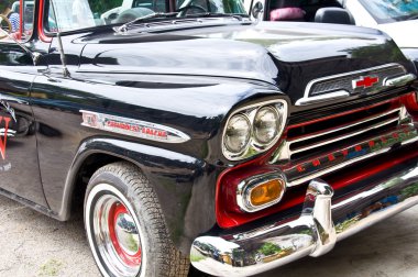 siyah chevrolet apache