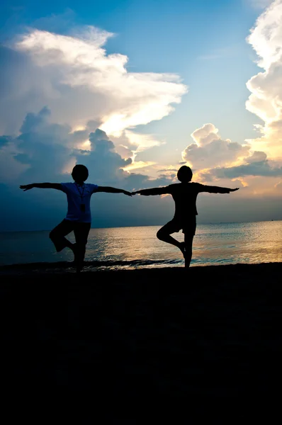 Jóga na pláži dohromady — Stock fotografie