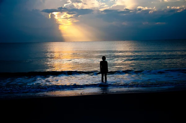Chercher l'espoir dans la mer — Photo