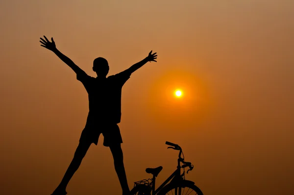 Счастлив с велосипедом — стоковое фото