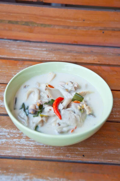 Pyszne tajskie jedzenie zadzwonić tom yum kha kai — Zdjęcie stockowe