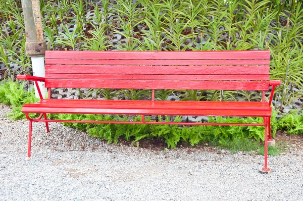Красная скамейка — стоковое фото