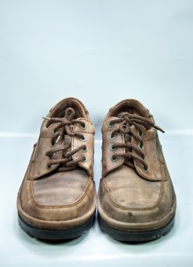 eski kahverengi deri ayakkabı