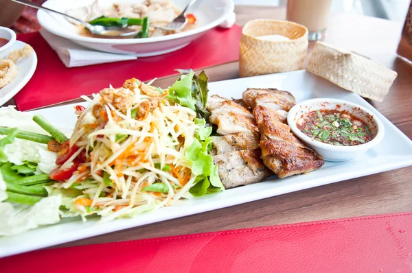 Thai food call SOMTAM e frango grelhador — Fotografia de Stock