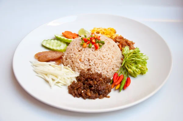 Развратная тайская еда вызова КХАО КЛУК КАПИ — стоковое фото