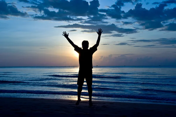 Gelukkig man op het strand — Stockfoto