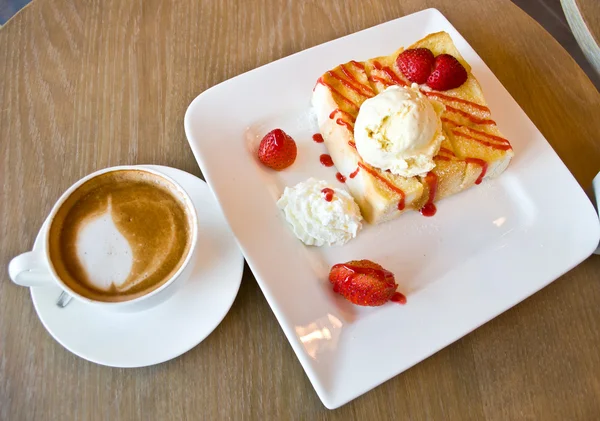 Pâine prăjită cu căpșuni cu cafea Latte — Fotografie, imagine de stoc