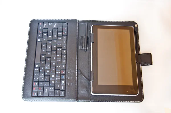 Tablet pc en lederen portefeuille — Stockfoto