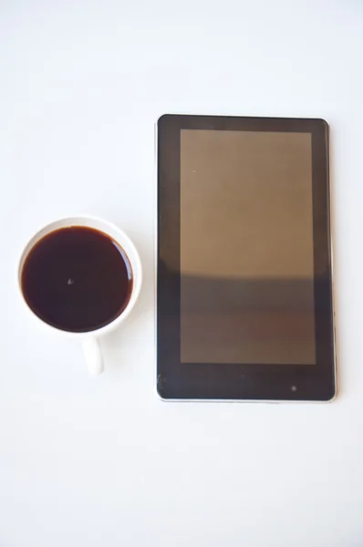 Черный кофе и планшетный компьютер — стоковое фото
