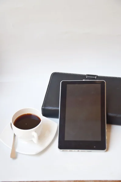 Siyah kahve ve tablet pc — Stok fotoğraf