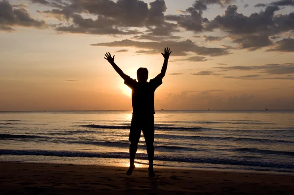 Homem feliz na praia — Fotografia de Stock