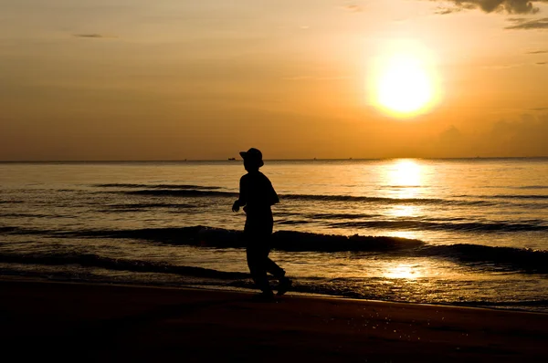 Lopend op het strand — Stockfoto