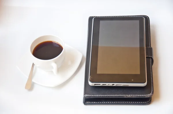 Café negro y tableta PC — Foto de Stock