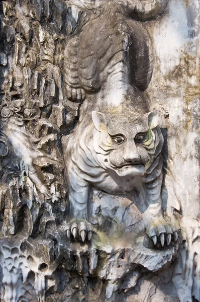 Old tiger statue — Stock Photo, Image