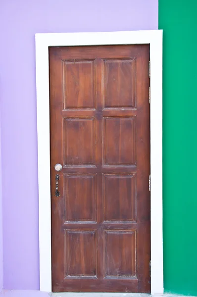 Porta in legno marrone — Foto Stock