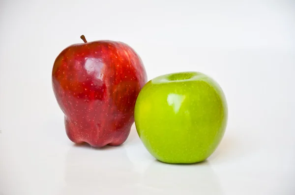 Kırmızı ve yeşil elma — Stok fotoğraf