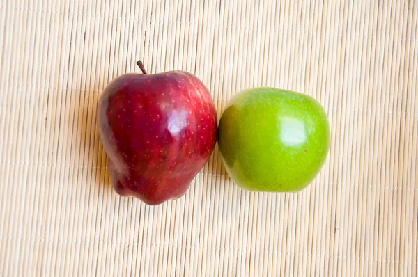 Roter und grüner Apfel — Stockfoto